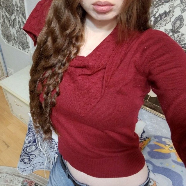 Лера в бордовом свитере